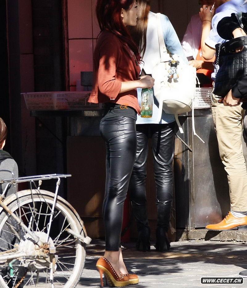 亮光皮裤看到鲍鱼 大街上穿皮裤的女孩子(6)(点击浏览下一张趣图)