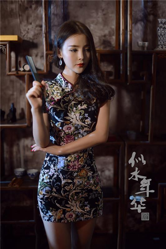 印花旗袍长腿美女丝袜美腿高清写真(4)(点击浏览下一张趣图)