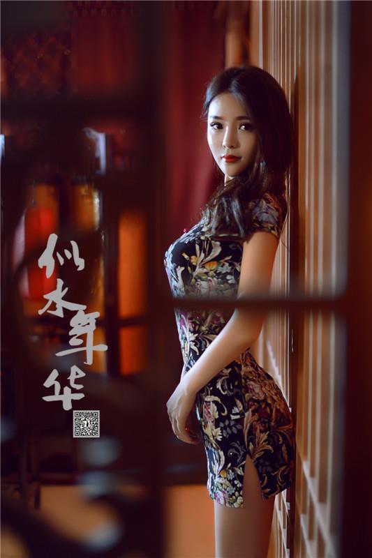 印花旗袍长腿美女丝袜美腿高清写真(7)(点击浏览下一张趣图)