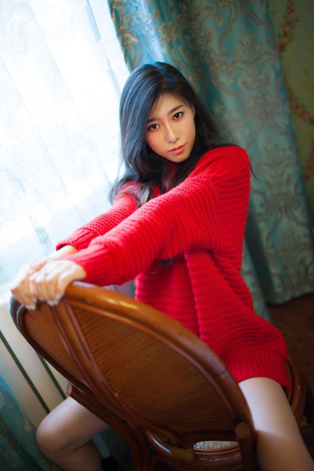 红色毛衣的气质美女私房性感图片(5)(点击浏览下一张趣图)