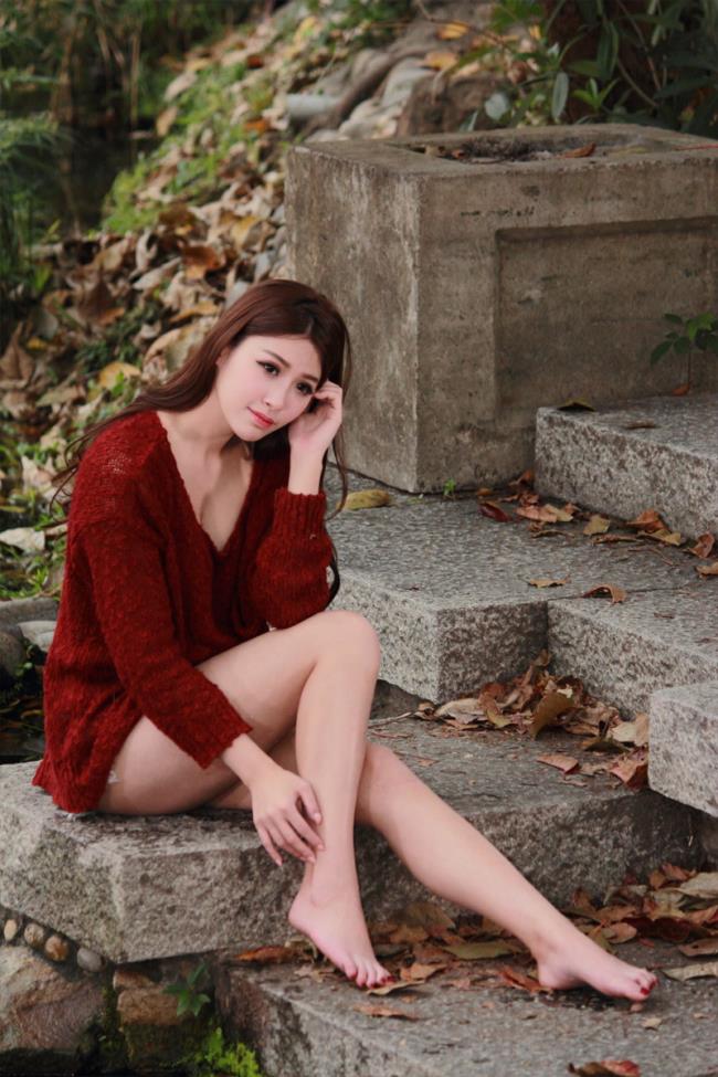 邬育錡性感红色毛衣裙户外摄影写真(4)(点击浏览下一张趣图)