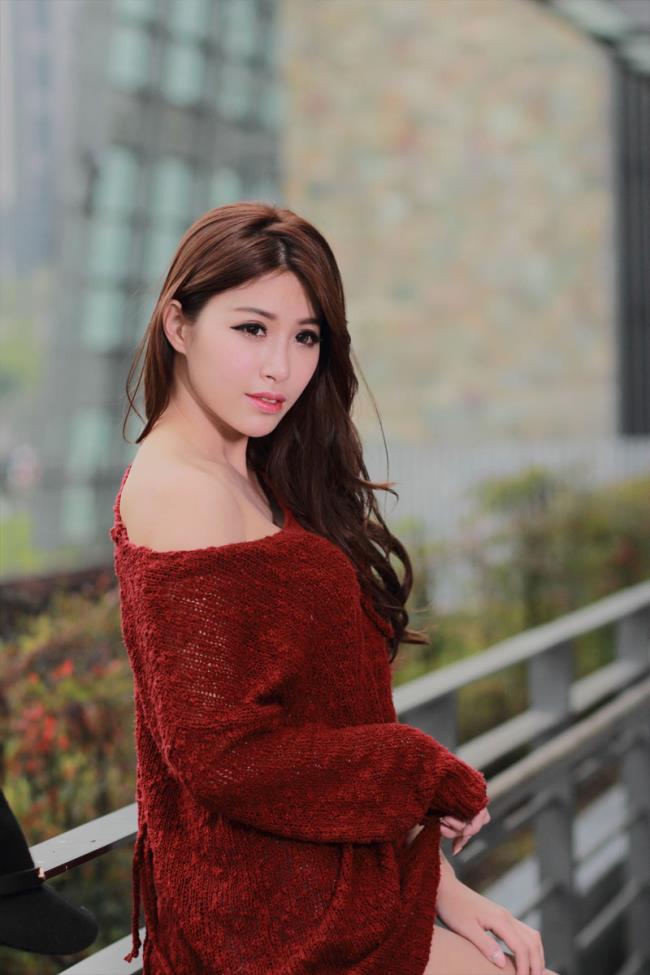 邬育錡性感红色毛衣裙户外摄影写真(5)(点击浏览下一张趣图)
