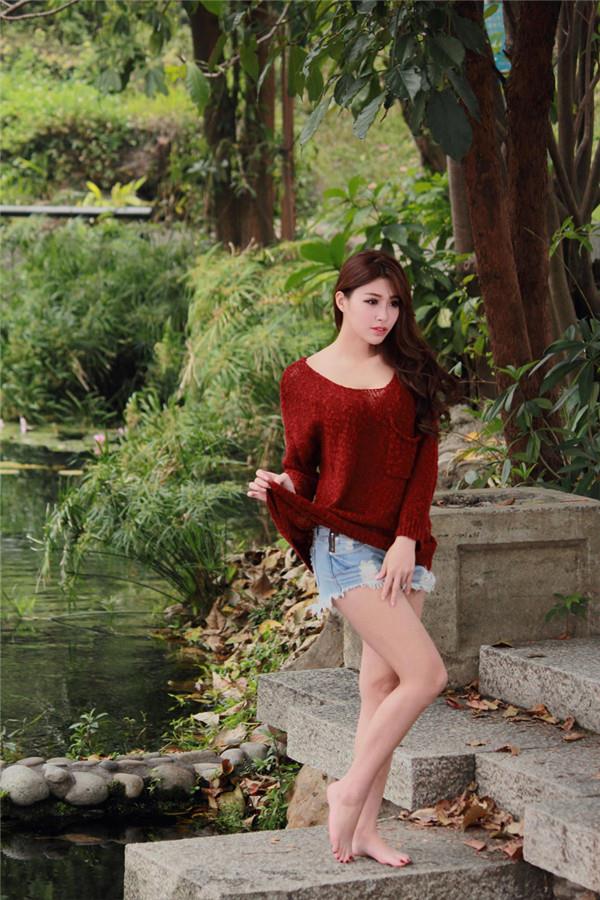 邬育錡性感红色毛衣裙户外摄影写真(7)(点击浏览下一张趣图)