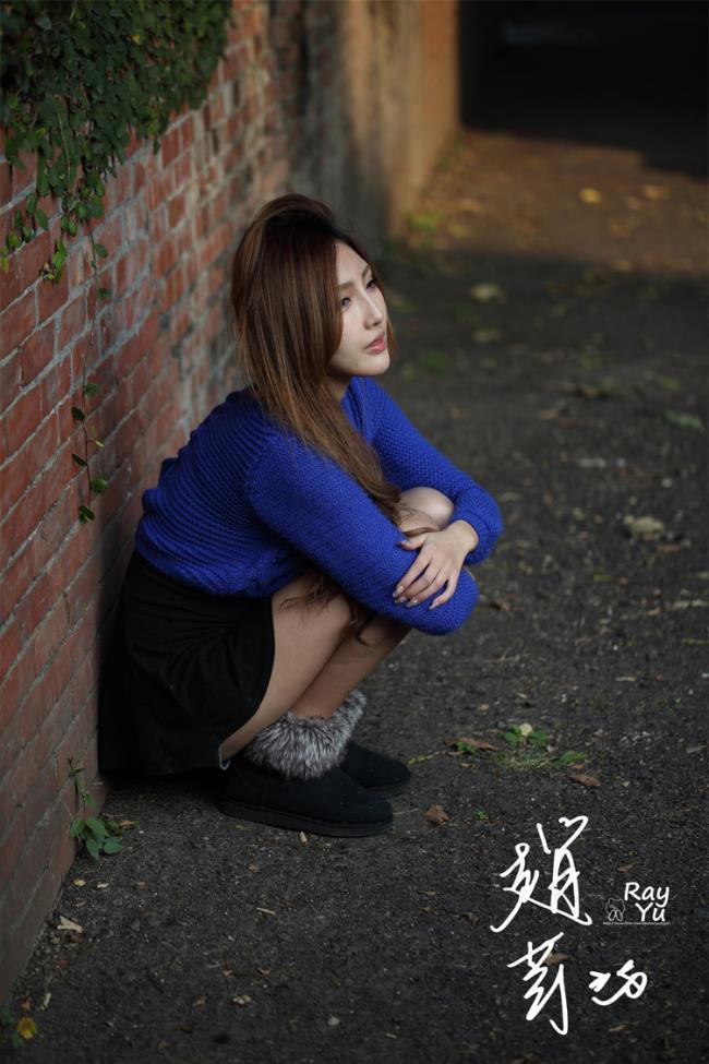性感美女赵芸蓝色毛衣黑色短裙性感写真图片(2)(点击浏览下一张趣图)