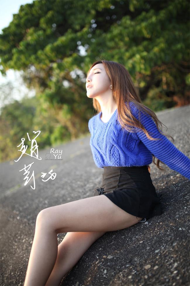 性感美女赵芸蓝色毛衣黑色短裙性感写真图片(6)(点击浏览下一张趣图)