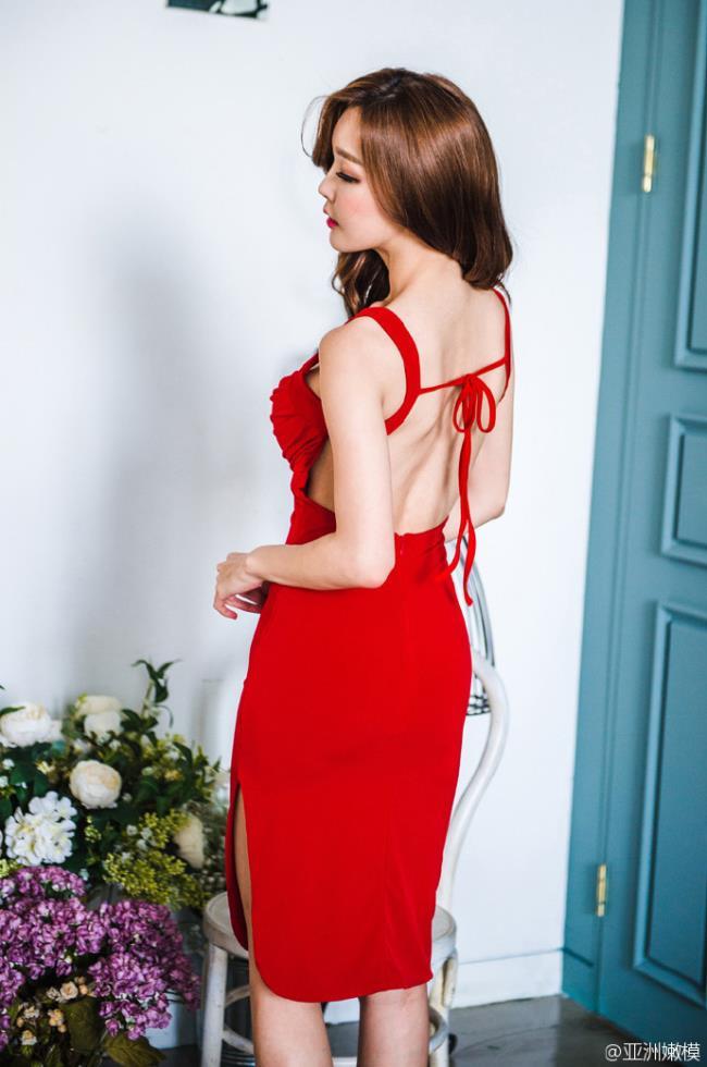 露背装红色连衣裙性感美女美背写真(8)(点击浏览下一张趣图)