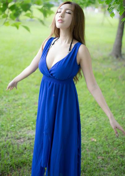 优雅美女赵芸美乳蓝色长裙子户外摄影美女图片(10)(点击浏览下一张趣图)
