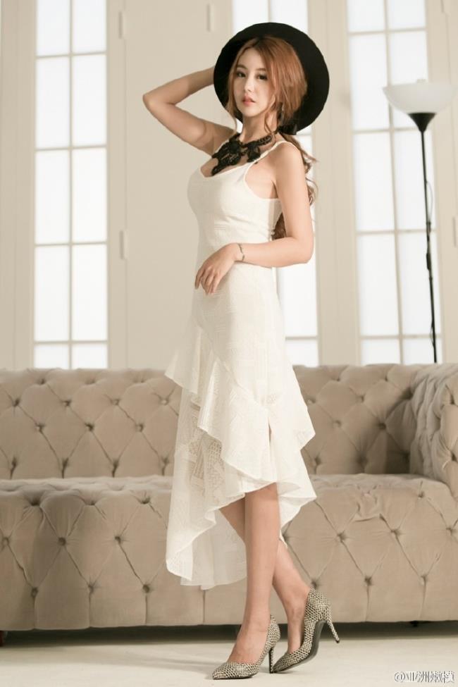 白色吊带低胸连衣裙性感美女写真(8)(点击浏览下一张趣图)