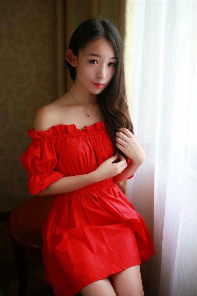 梓萱Cry红色裙子私房性感图片(点击浏览下一张趣图)