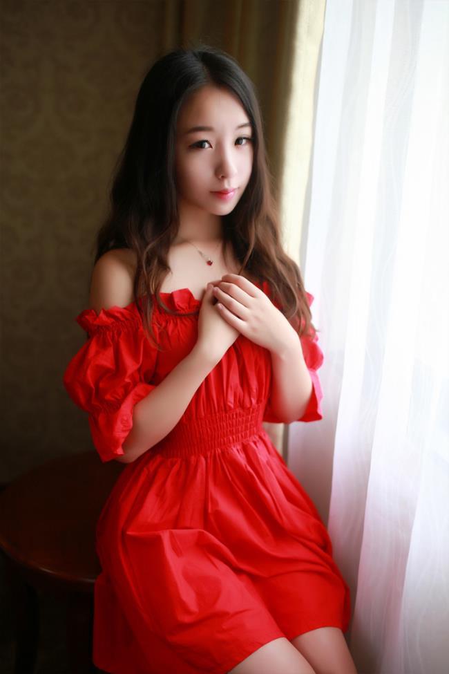 梓萱Cry红色裙子私房性感图片(5)(点击浏览下一张趣图)