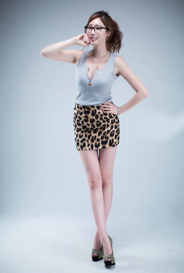 韩系性感清纯美女豹纹短裙写真图片(7)(点击浏览下一张趣图)