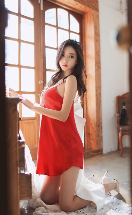 红色吊带裙性感少妇美女大尺度私房照(7)(点击浏览下一张趣图)