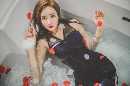 浴缸里的性感红唇美女湿身诱惑写真(点击浏览下一张趣图)
