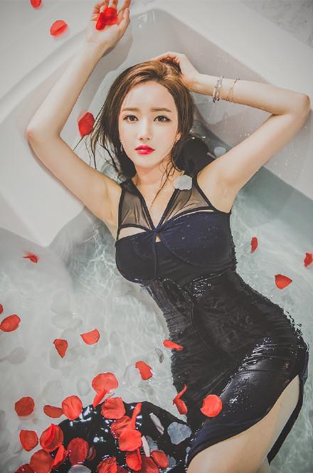浴缸里的性感红唇美女湿身诱惑写真(5)(点击浏览下一张趣图)