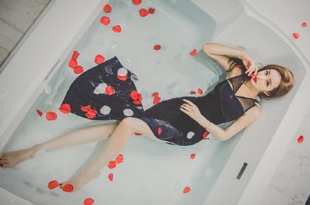 浴缸里的性感红唇美女湿身诱惑写真(6)(点击浏览下一张趣图)