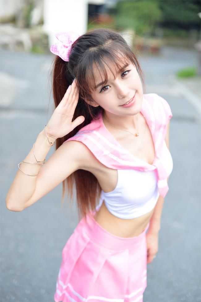 可爱马尾辫美女小九Vin粉色制服短裙养眼美腿(5)(点击浏览下一张趣图)