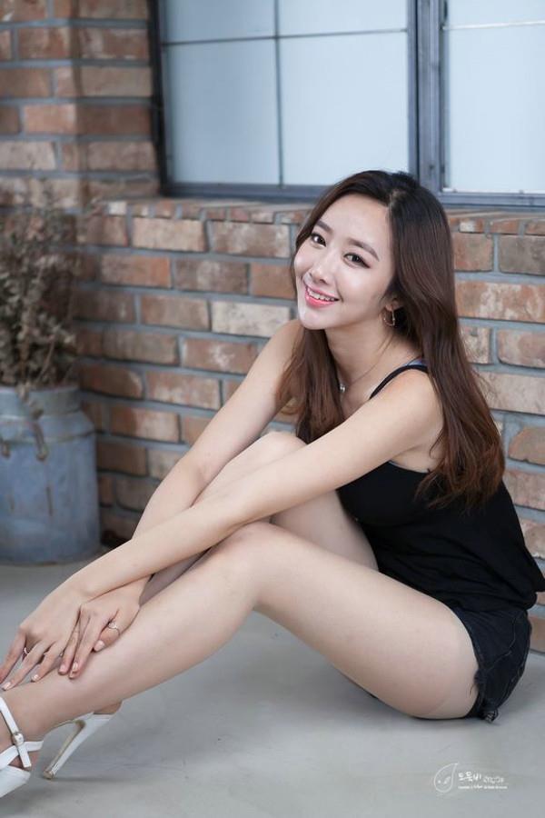 韩国美女模特黑色性感服装写真图片(8)(点击浏览下一张趣图)