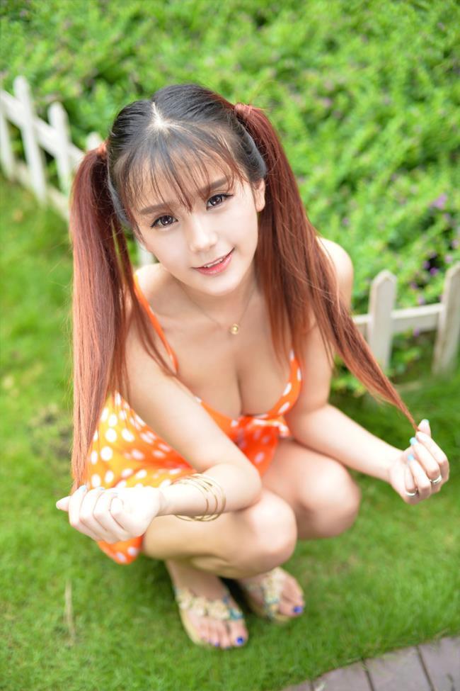 小九Vin双马尾辫可爱美女橙色波点裙外拍写真(4)(点击浏览下一张趣图)