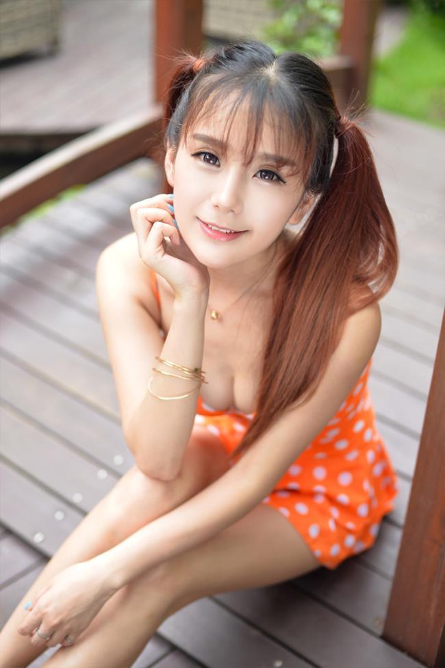 小九Vin双马尾辫可爱美女橙色波点裙外拍写真(10)(点击浏览下一张趣图)