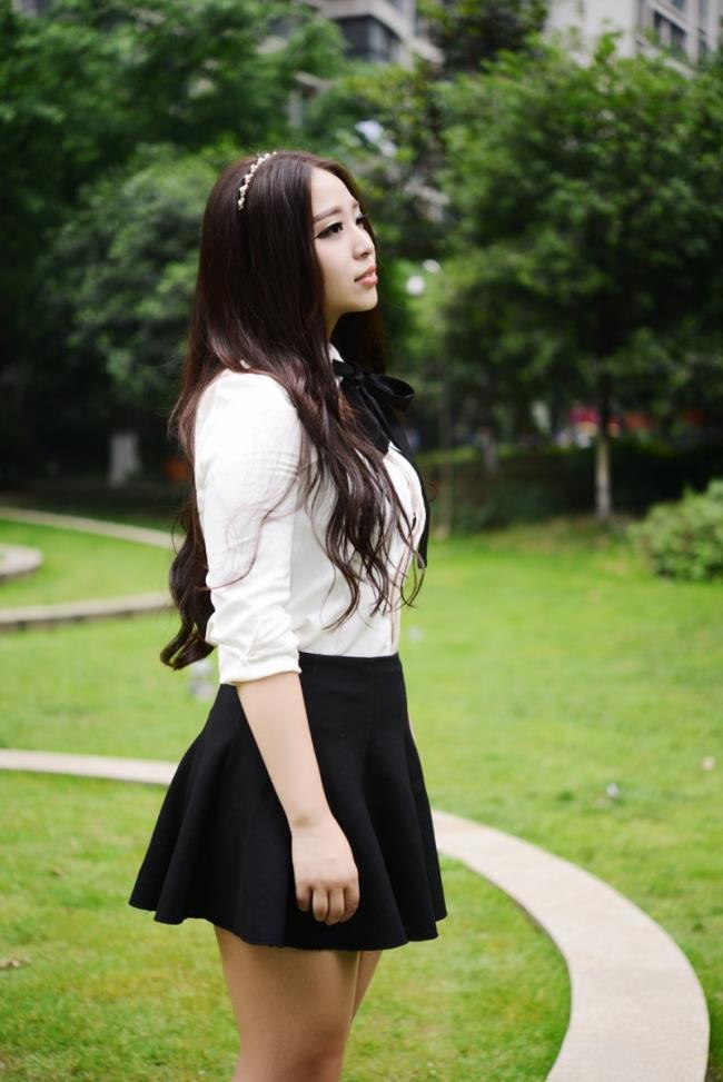 清纯重庆美女黑白制服装性感写真(2)(点击浏览下一张趣图)