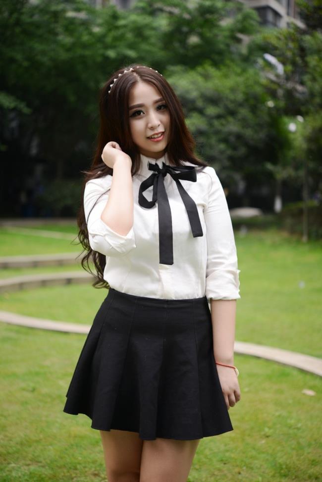 清纯重庆美女黑白制服装性感写真(3)(点击浏览下一张趣图)