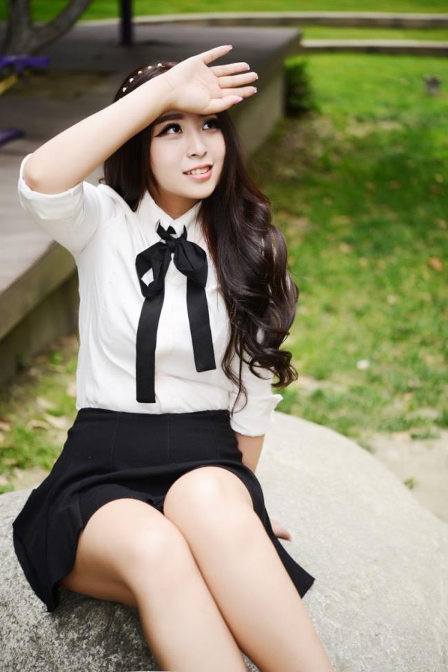 清纯重庆美女黑白制服装性感写真(4)(点击浏览下一张趣图)