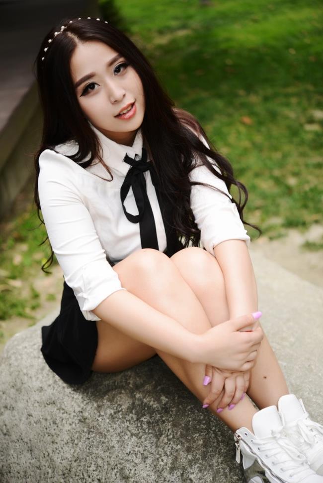 清纯重庆美女黑白制服装性感写真(6)(点击浏览下一张趣图)