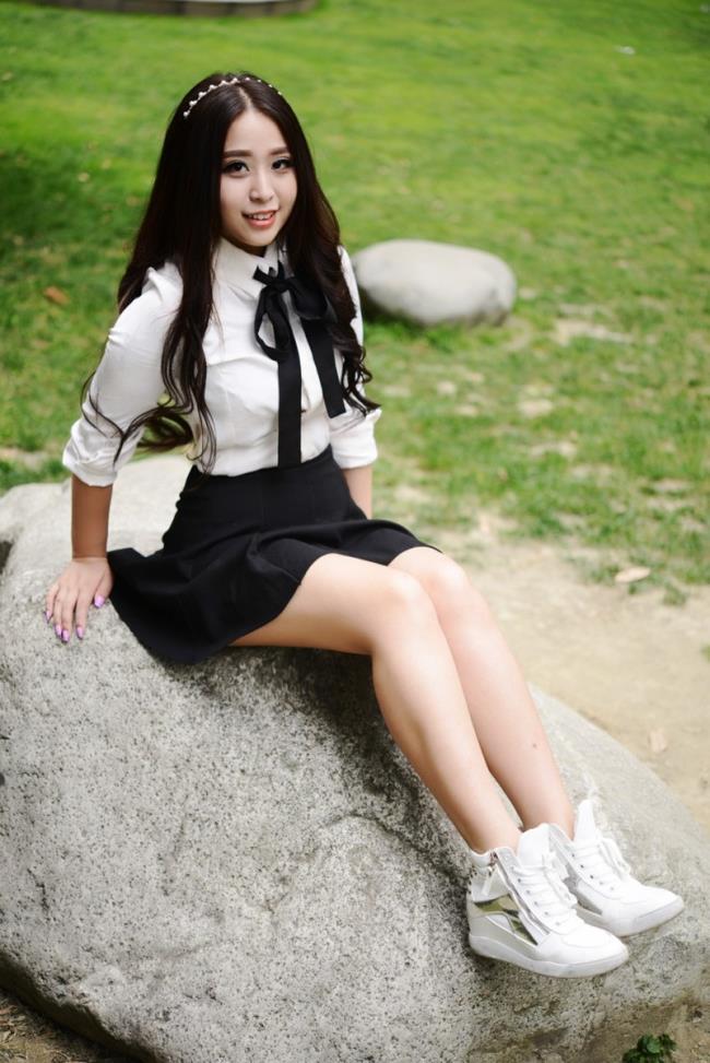 清纯重庆美女黑白制服装性感写真(7)(点击浏览下一张趣图)