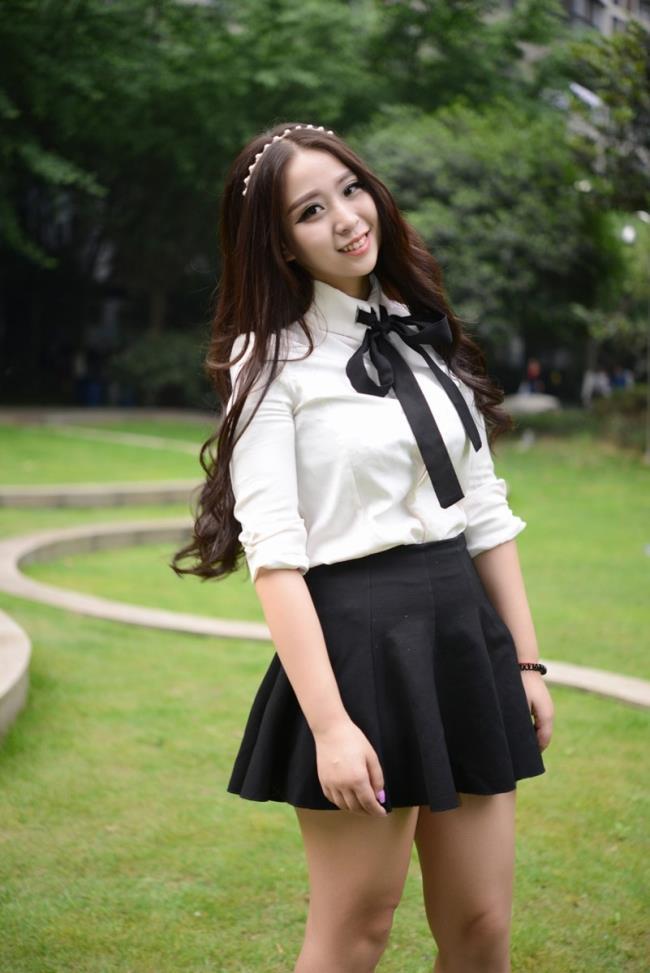 清纯重庆美女黑白制服装性感写真(8)(点击浏览下一张趣图)