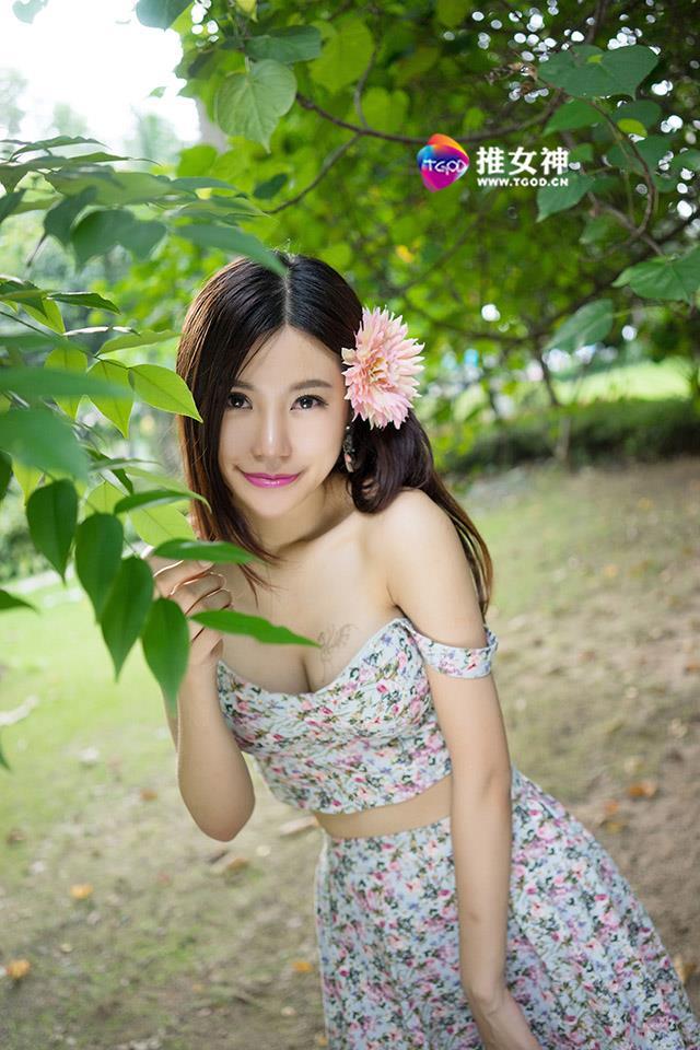 推女神绮里嘉Ula碎花裙清纯写真惹人怜爱图片(8)(点击浏览下一张趣图)