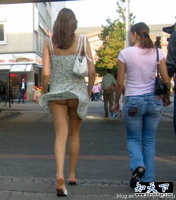 女人穿裙子蹲下走光图 穿裙子去市场走光 商城卖东西走光(5)(点击浏览下一张趣图)