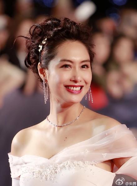 45岁朱茵北京电影节红毯现场照(点击浏览下一张趣图)