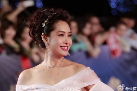 45岁朱茵北京电影节红毯现场照(3)(点击浏览下一张趣图)