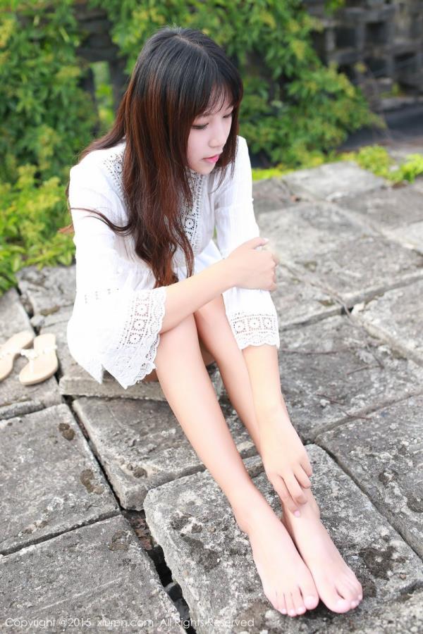 美女模特连衣裙下白皙美腿性感写真(7)(点击浏览下一张趣图)