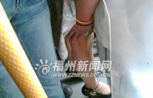 女乘客掏出胯下猥琐图:男子用下体蹭女性视频(点击浏览下一张趣图)
