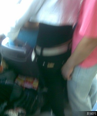 女乘客掏出胯下猥琐图:男子用下体蹭女性视频(8)(点击浏览下一张趣图)