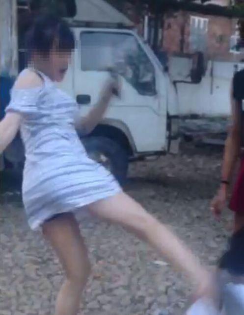 毛庄中学被罚女生图片:中学女生厕拍图片(2)(点击浏览下一张趣图)