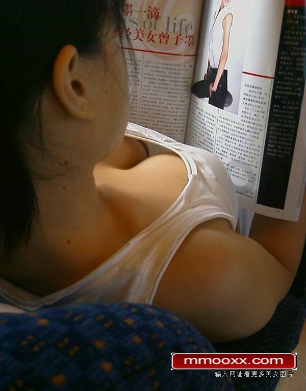 俯身看领口胸前gif:少妇领口宽松t恤图片 公交车领口图(2)(点击浏览下一张趣图)