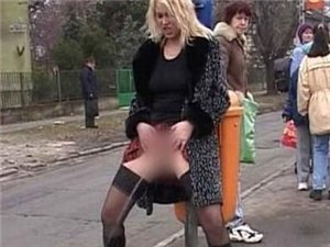 女生大街上内急图片:低腰裤的尴尬图片(点击浏览下一张趣图)