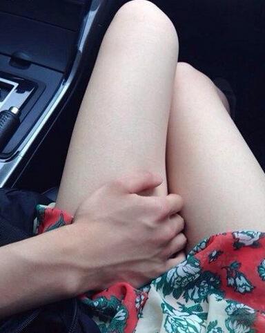 司机摸女生大腿:疯狂吻胸插大腿视频(3)(点击浏览下一张趣图)