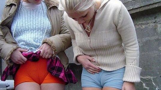 穿紧身裤挤b的女人图片:正面白色紧b裤图片,最小牛仔裤衩(2)(点击浏览下一张趣图)