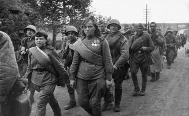 苏联女兵死亡图:苏联女英雄卓娅死亡图(4)(点击浏览下一张趣图)