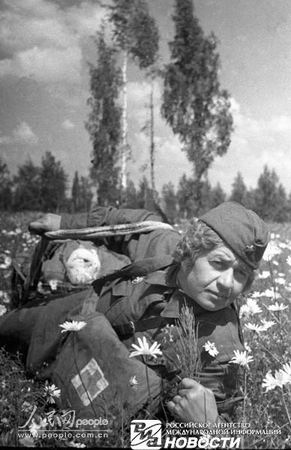 苏联女兵被俘虏:日夲俘虏苏联女兵图片(3)(点击浏览下一张趣图)