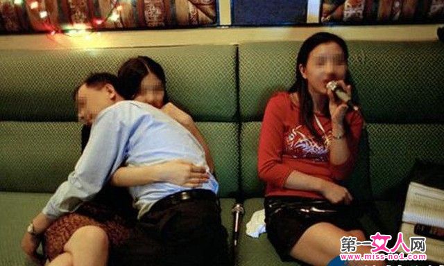 陪唱女的夜生活图片:ktv陪唱女可以摸吗图片(4)(点击浏览下一张趣图)