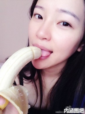 妹子吃香蕉微信动态图:妹子吃香蕉照片(点击浏览下一张趣图)