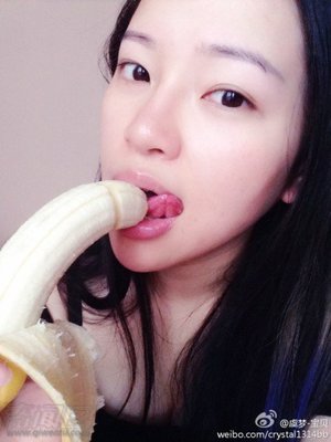 妹子吃香蕉微信动态图:妹子吃香蕉照片(11)(点击浏览下一张趣图)