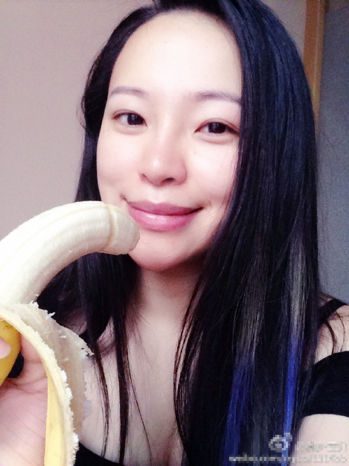妹子吃香蕉照片:美女销魂吃香蕉gif(点击浏览下一张趣图)