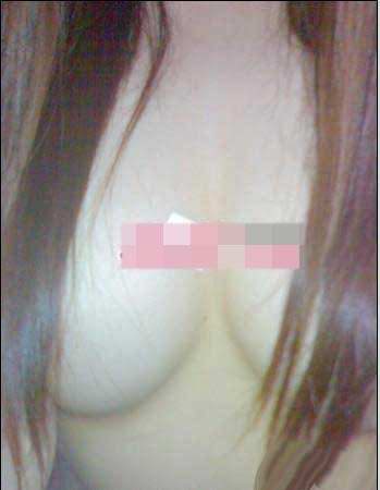 00后秀胸吧慕璇璇照片:14女生的胸部照片(2)(点击浏览下一张趣图)