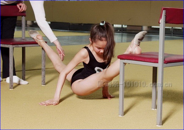 体校女生残酷训练:柔术软功视频,柔术训练视频(6)(点击浏览下一张趣图)
