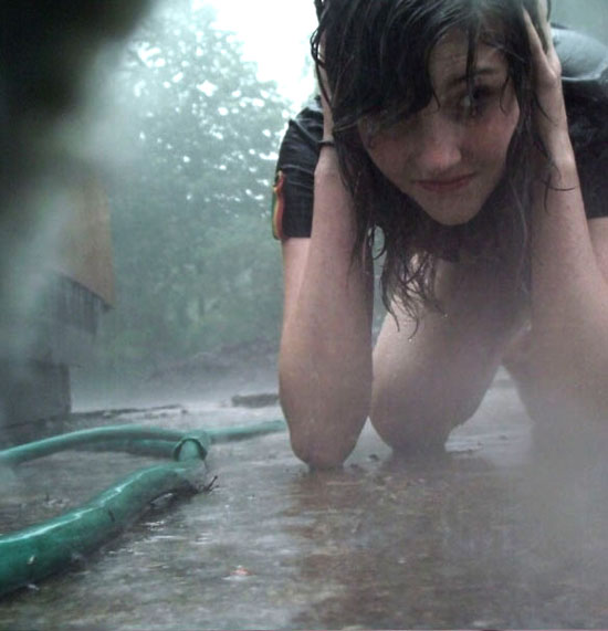 被雨淋湿的美女:雨下大女衣服湿图片(2)(点击浏览下一张趣图)